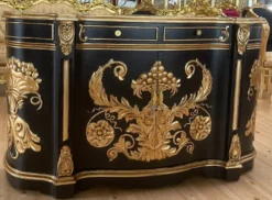 Casa Padrino Barock Sideboard Schwarz / Gold - Handgefertigter Barockstil Massivholz Schrank mit 2 Türen und 2 Schubladen - Wohnzimmer Möbel im Barockstil - Barock Möbel - Edel & Prunkvoll