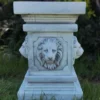 Casa Padrino Barock Sockel Löwenköpfe Grau 30 x 30 x H. 47 cm - Prunkvoller Gartensockel im Barockstil - Gartendeko Stein Sockel - Barock Garten & Terrassen Deko Accessoires
