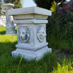 Casa Padrino Barock Sockel Löwenköpfe Grau 30 x 30 x H. 47 cm - Prunkvoller Gartensockel im Barockstil - Gartendeko Stein Sockel - Barock Garten & Terrassen Deko Accessoires