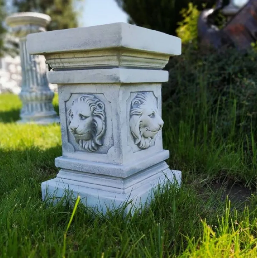 Casa Padrino Barock Sockel Löwenköpfe Grau 30 x 30 x H. 47 cm - Prunkvoller Gartensockel im Barockstil - Gartendeko Stein Sockel - Barock Garten & Terrassen Deko Accessoires