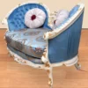 Casa Padrino Barock Sofa Blau Muster / Weiß / Gold - Handgefertigtes Wohnzimmer Sofa im Barockstil - Prunkvolle Barock Wohnzimmer Möbel