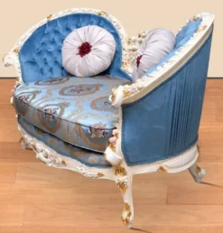 Casa Padrino Barock Sofa Blau Muster / Weiß / Gold - Handgefertigtes Wohnzimmer Sofa im Barockstil - Prunkvolle Barock Wohnzimmer Möbel