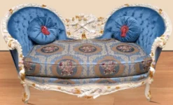 Casa Padrino Barock Sofa Blau Muster / Creme / Weiß / Gold - Handgefertigtes Wohnzimmer Sofa im Barockstil - Prunkvolle Barock Wohnzimmer Möbel