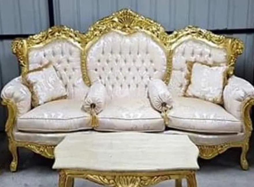 Casa Padrino Barock Sofa Creme Muster / Gold - Prunkvolles Wohnzimmer Sofa mit elegantem Muster und Glitzersteinen - Wohnzimmer Möbel im Barockstil - Barock Möbel - Edel & Prunkvoll