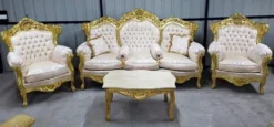 Casa Padrino Barock Sofa Creme Muster / Gold - Prunkvolles Wohnzimmer Sofa mit elegantem Muster und Glitzersteinen - Wohnzimmer Möbel im Barockstil - Barock Möbel - Edel & Prunkvoll