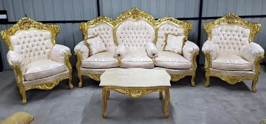 Casa Padrino Barock Sofa Creme Muster / Gold - Prunkvolles Wohnzimmer Sofa mit elegantem Muster und Glitzersteinen - Wohnzimmer Möbel im Barockstil - Barock Möbel - Edel & Prunkvoll