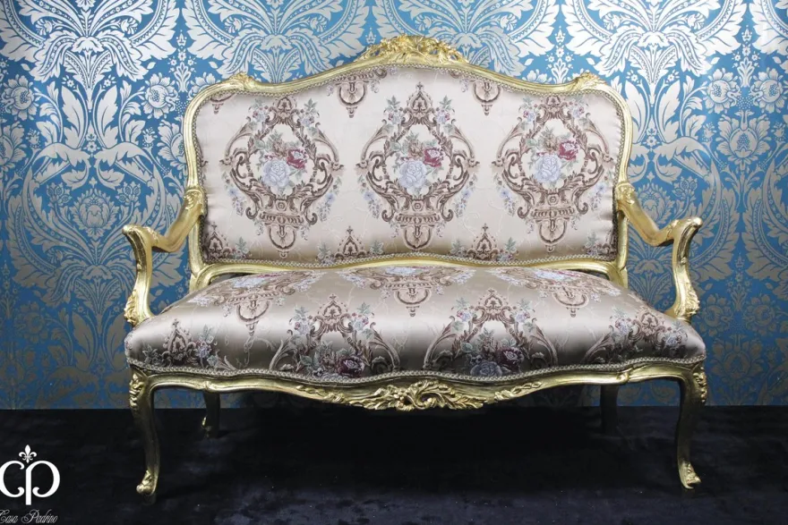 Casa Padrino Barock Sofa im italienischen Stil, Creme mit Goldmuster und Goldrahmen, 138 x 68 x 111 cm