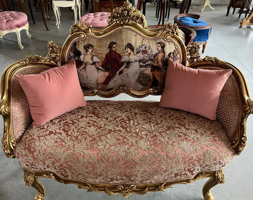 Casa Padrino Barock Sofa Rosa / Mehrfarbig / Gold - Handgefertigtes Wohnzimmer Sofa im Barockstil - Prunkvolle Barock Möbel - Barockstil Wohnzimmer Möbel - Edel & Prunkvoll