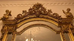 Casa Padrino Barock Spiegel Gold - Handgefertigter Antik Stil Wandspiegel mit dekorativen Engelsfiguren - Wohnzimmer Spiegel - Garderoben Spiegel - Prunkvolle Barock Möbel