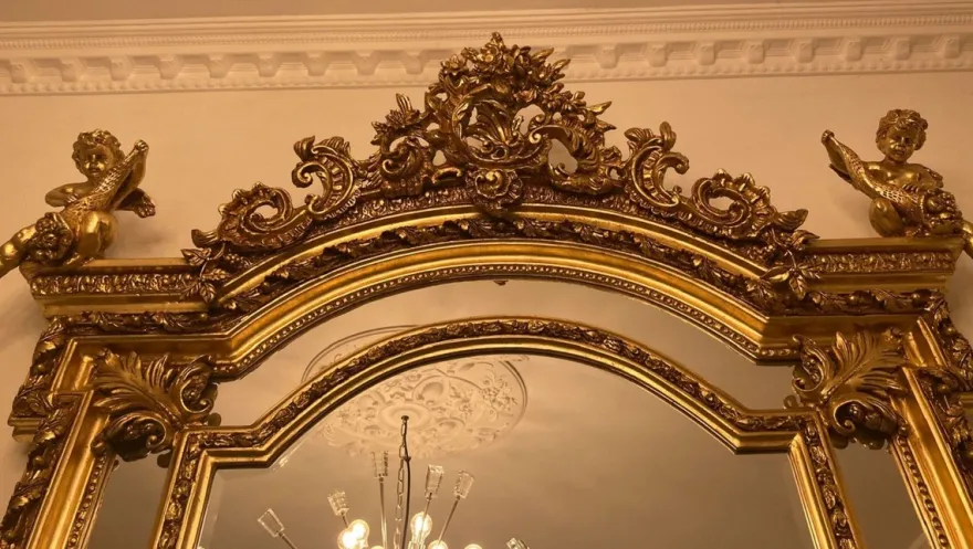 Casa Padrino Barock Spiegel Gold - Handgefertigter Antik Stil Wandspiegel mit dekorativen Engelsfiguren - Wohnzimmer Spiegel - Garderoben Spiegel - Prunkvolle Barock Möbel