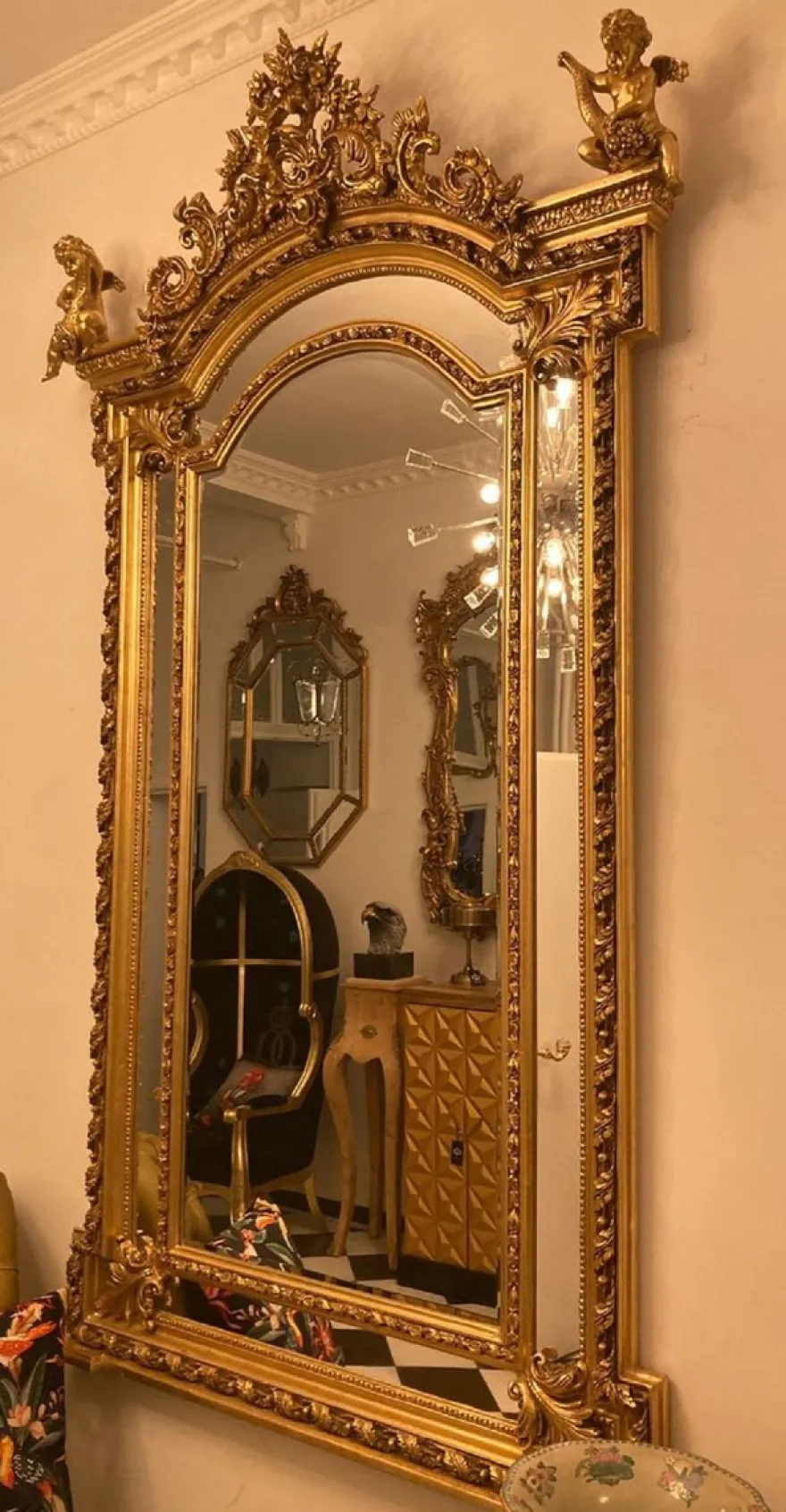 Casa Padrino Barock Spiegel Gold - Handgefertigter Antik Stil Wandspiegel mit dekorativen Engelsfiguren - Wohnzimmer Spiegel - Garderoben Spiegel - Prunkvolle Barock Möbel