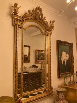 Casa Padrino Barock Spiegel Gold - Handgefertigter Antik Stil Wandspiegel mit dekorativen Engelsfiguren - Wohnzimmer Spiegel - Garderoben Spiegel - Prunkvolle Barock Möbel