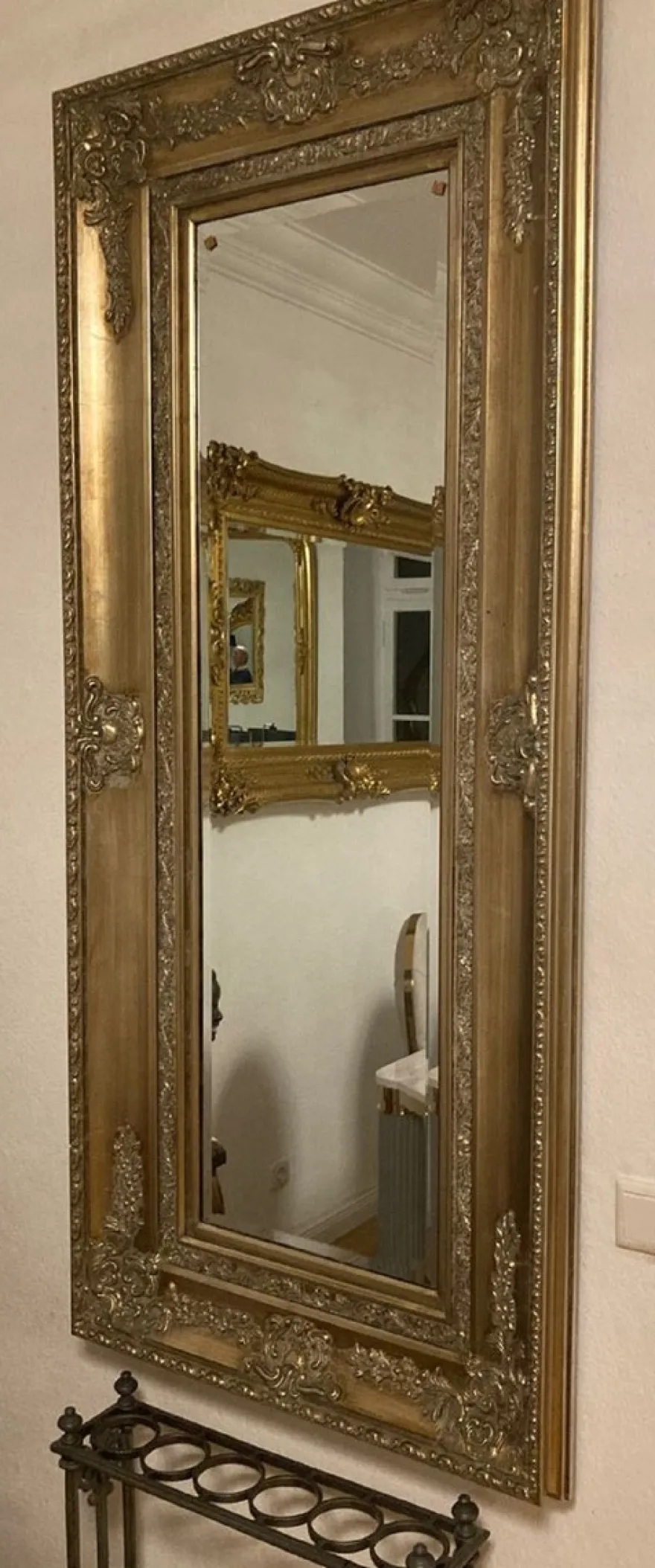 Casa Padrino Barock Spiegel Gold - Rechteckiger Wandspiegel mit Verzierungen - Barockstil Wandspiegel - Barock Garderoben Spiegel - Barock Möbel - Möbel Barockstil - Edel & Prunkvoll