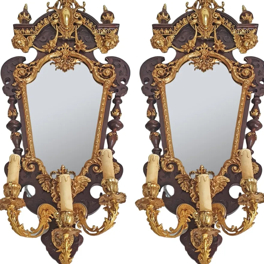 Casa Padrino Barock Spiegel Gold / Braun 85 x H. 160 cm - mit 3-flammigem Wandleuchter - Prunkvoller Wandspiegel im Barockstil - Antik Stil Garderoben Spiegel - Wohnzimmer Spiegel - Barock Möbel