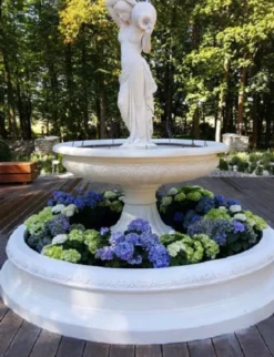 Casa Padrino Barock Springbrunnen Frau mit Krug Weiß Ø 150 x H. 235 cm - Prunkvoller Gartenbrunnen im Barockstil - Runder Gartendeko Stein Brunnen - Barock Garten Deko Accessoires
