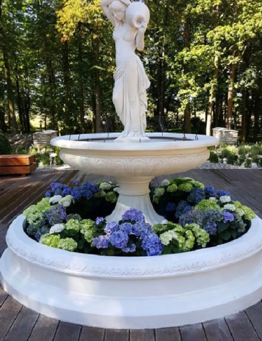 Casa Padrino Barock Springbrunnen Frau mit Krug Weiß Ø 150 x H. 235 cm - Prunkvoller Gartenbrunnen im Barockstil - Runder Gartendeko Stein Brunnen - Barock Garten Deko Accessoires