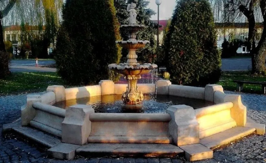 Casa Padrino Barock Springbrunnen / Gartenbrunnen Junge mit Goldfisch Grau Ø 490 x H. 190 cm - Großer 3-Stufiger Brunnen mit Umrandung