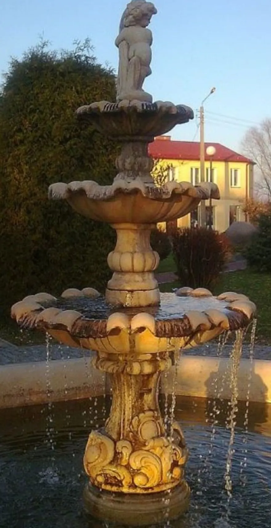 Casa Padrino Barock Springbrunnen / Gartenbrunnen Junge mit Goldfisch Grau Ø 490 x H. 190 cm - Großer 3-Stufiger Brunnen mit Umrandung