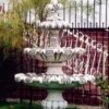 Casa Padrino Barock Springbrunnen mit dekorativer Lilie Weiß / Braun Ø 129 x H. 175 cm - Prunkvoller Gartenbrunnen im Barockstil - Runder Gartendeko Stein Brunnen - Barock Garten Deko Accessoires