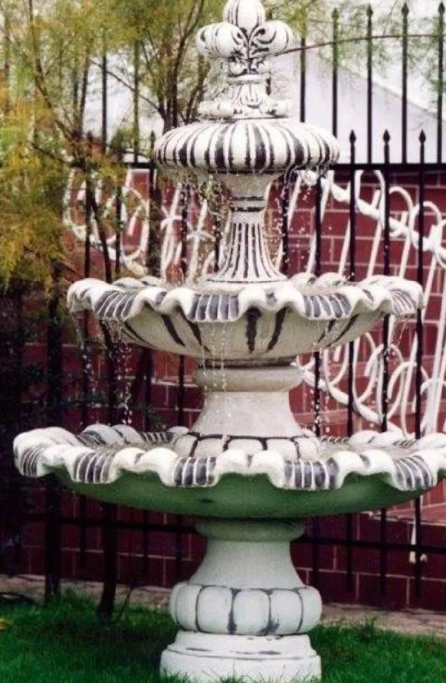 Casa Padrino Barock Springbrunnen mit dekorativer Lilie Weiß / Braun Ø 129 x H. 175 cm - Prunkvoller Gartenbrunnen im Barockstil - Runder Gartendeko Stein Brunnen - Barock Garten Deko Accessoires