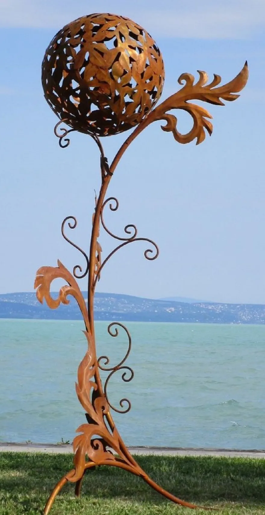 Casa Padrino Barock Stahl Garten Skulptur Säule mit Kugel Rostfarben 85 x 82 x H. 200 cm - Handgefertigte Wetterbeständige Garten Dekoration