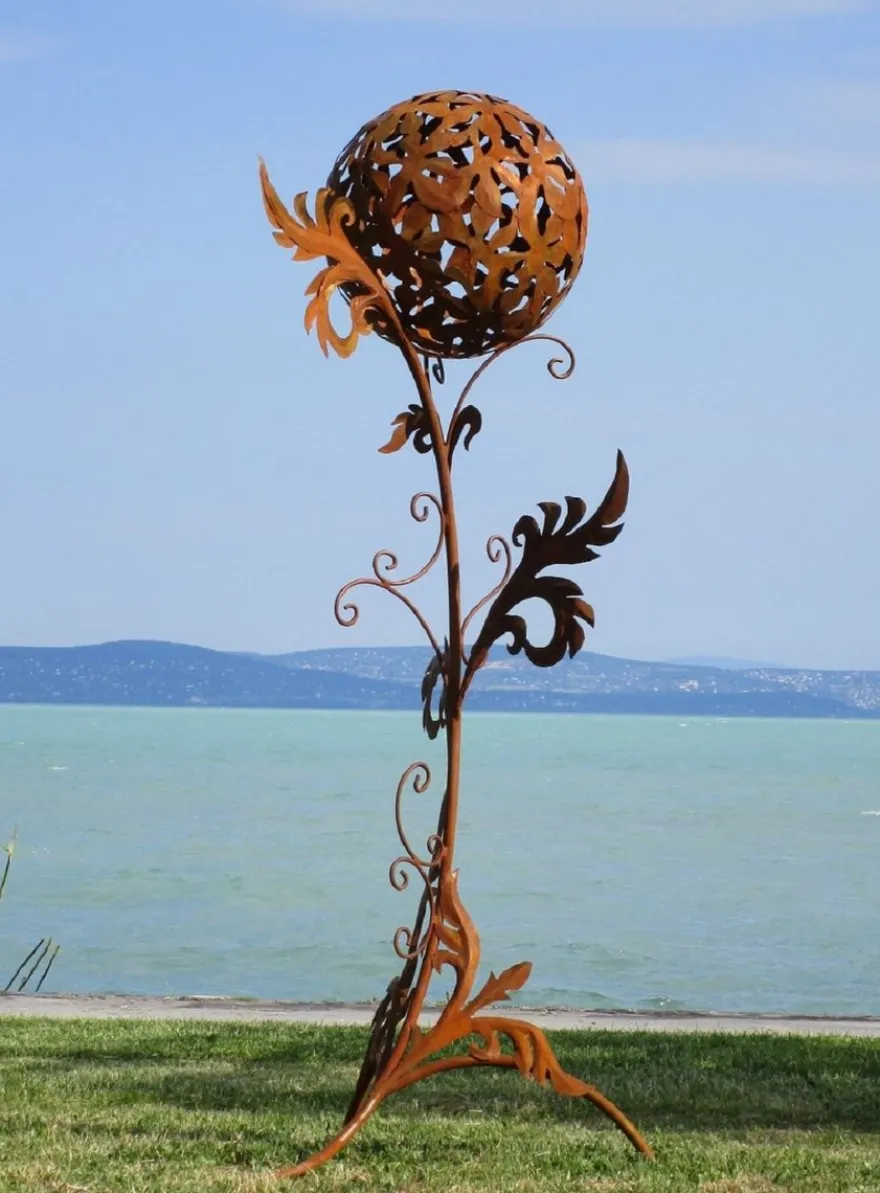 Casa Padrino Barock Stahl Garten Skulptur Säule mit Kugel Rostfarben 85 x 82 x H. 200 cm - Handgefertigte Wetterbeständige Garten Dekoration