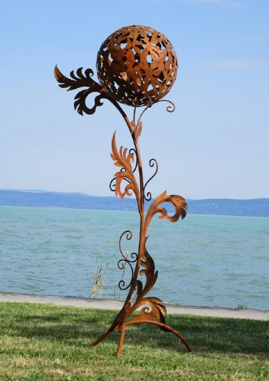 Casa Padrino Barock Stahl Garten Skulptur Säule mit Kugel Rostfarben 85 x 82 x H. 200 cm - Handgefertigte Wetterbeständige Garten Dekoration