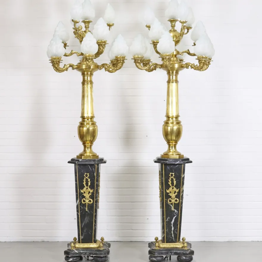 Casa Padrino Barock Stand Kronleuchter Set mit Marmorsäulen, Schwarz / Gold, 80 x 200 cm