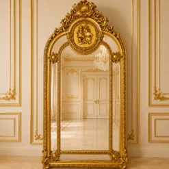 Casa Padrino Barock Standspiegel Gold 115 x H. 215 cm - mit Putto Medaillon und Blüten Bekrönung - Handgefertigter Antik Stil Ganzkörperspiegel - Garderoben Spiegel - Schlafzimmer Spiegel - Barock Möbel