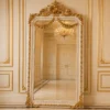 Casa Padrino Barock Standspiegel Weiß / Gold 115 x H. 220 cm - mit Blumenkorb Bekrönung - Handgefertigter Antik Stil Ganzkörperspiegel - Garderoben Spiegel - Schlafzimmer Spiegel - Barock Möbel
