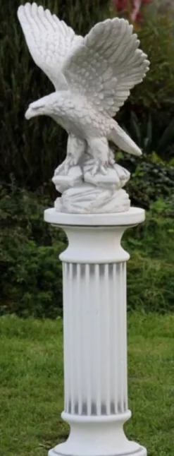Casa Padrino Barock Säule mit Adler Weiß / Grau 60 x 40 x H. 134 cm - Prunkvolle Gartensäule im Barockstil - Gartendeko Stein Säule mit Skulptur - Barock Garten & Terrassen Deko Accessoires