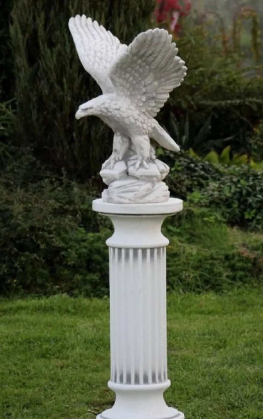 Casa Padrino Barock Säule mit Adler Weiß / Grau 60 x 40 x H. 134 cm - Prunkvolle Gartensäule im Barockstil - Gartendeko Stein Säule mit Skulptur - Barock Garten & Terrassen Deko Accessoires