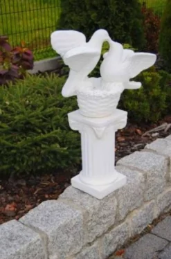 Casa Padrino Barock Säule mit Korb und Tauben Weiß 40 x 35 x H. 104 cm - Prunkvolle Gartensäule im Barockstil - Gartendeko Stein Säule - Barock Garten & Terrassen Deko Accessoires