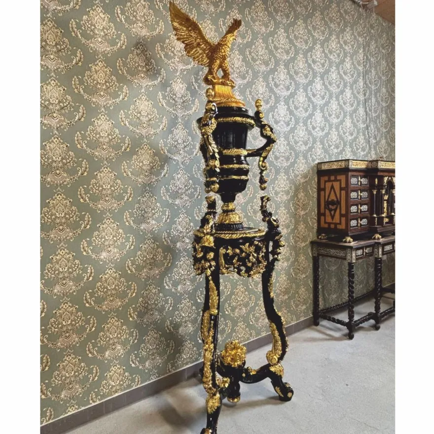 Casa Padrino Barock Säule mit Vase und Adler Schwarz / Gold H. 260 cm - Barock Möbel