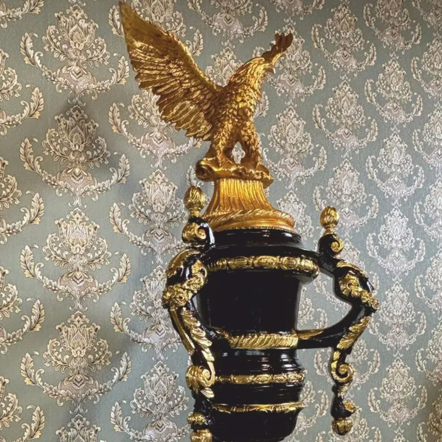 Casa Padrino Barock Säule mit Vase und Adler Schwarz / Gold H. 260 cm - Barock Möbel