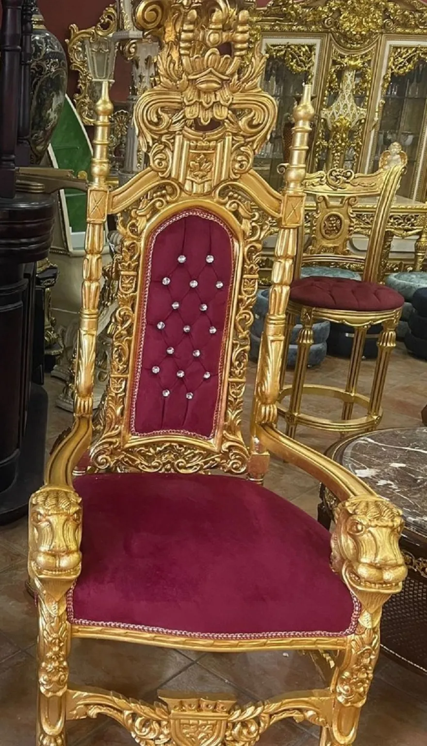 Casa Padrino Barock Thron Sessel mit Kunstleder und Glitzersteinen Bordeauxrot / Gold - Handgefertigter Königssessel - Hochzeitssessel - Riesensessel - Prunkvolle Barock Möbel