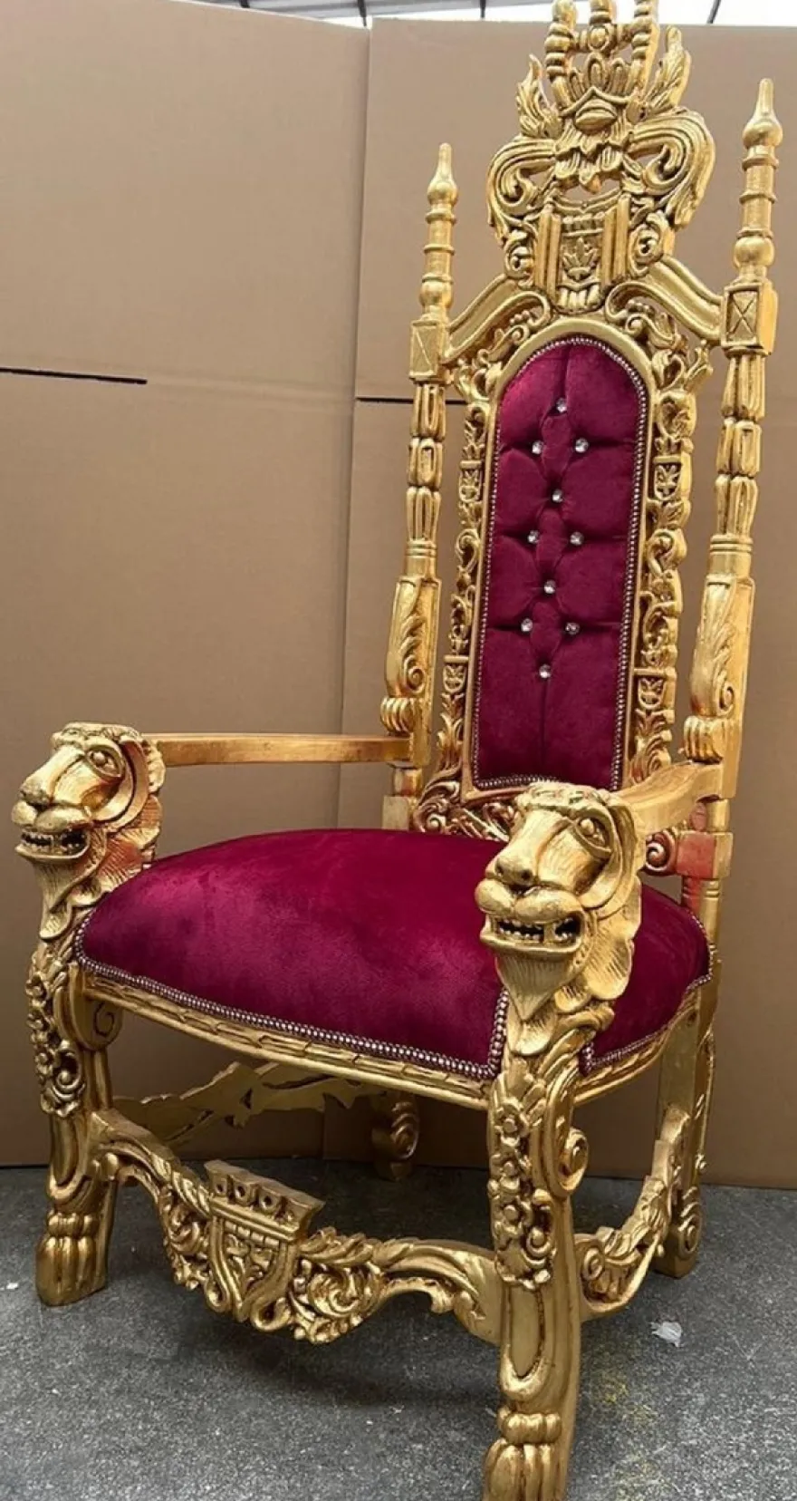 Casa Padrino Barock Thron Sessel Bordeauxrot / Gold - Prunkvoller Barockstil Königssessel mit Glitzersteinen und edlem Samtstoff - Barockstil Hochzeitssessel - Barock Riesensessel - Barock Möbel