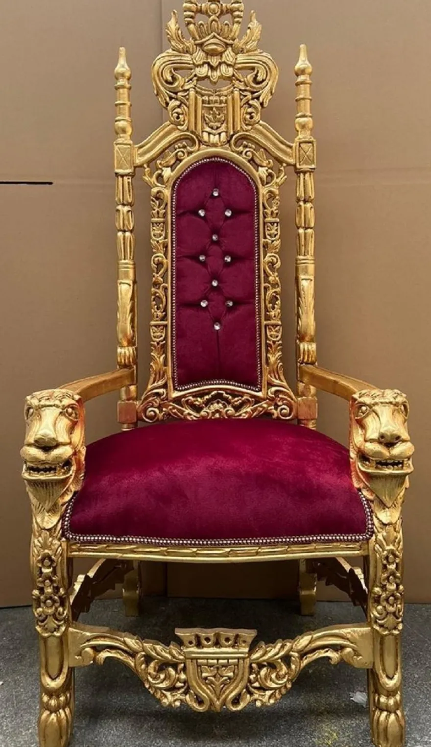 Casa Padrino Barock Thron Sessel Bordeauxrot / Gold - Prunkvoller Barockstil Königssessel mit Glitzersteinen und edlem Samtstoff - Barockstil Hochzeitssessel - Barock Riesensessel - Barock Möbel
