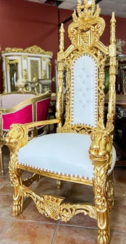 Casa Padrino Barock Thron Sessel mit Kunstleder und Glitzersteinen Weiß / Gold - Handgefertigter Königssessel - Hochzeitssessel - Riesensessel - Prunkvolle Barock Möbel