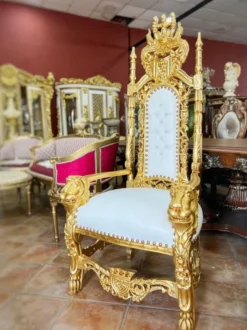 Casa Padrino Barock Thron Sessel mit Kunstleder und Glitzersteinen Weiß / Gold - Handgefertigter Königssessel - Hochzeitssessel - Riesensessel - Prunkvolle Barock Möbel