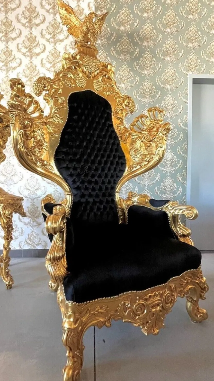 Casa Padrino Barock Thron Sessel mit Adler Skulptur Schwarz / Gold