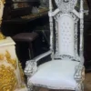 Casa Padrino Barock Thron Sessel mit Kunstleder und Glitzersteinen Weiß / Silber - Handgefertigter Königssessel - Hochzeitssessel - Riesensessel - Prunkvolle Barock Möbel