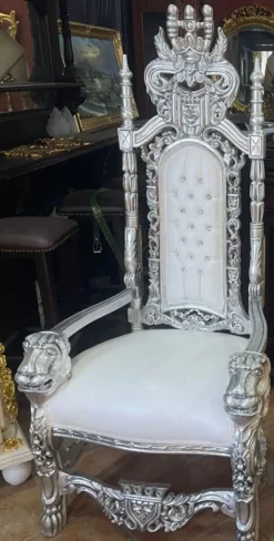 Casa Padrino Barock Thron Sessel mit Kunstleder und Glitzersteinen Weiß / Silber - Handgefertigter Königssessel - Hochzeitssessel - Riesensessel - Prunkvolle Barock Möbel