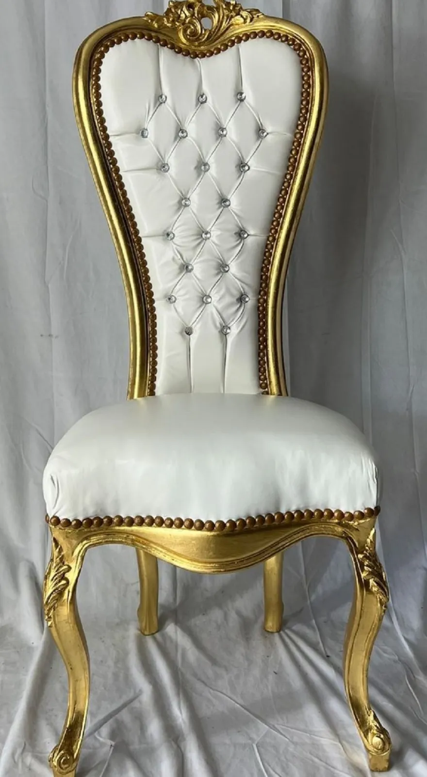 Casa Padrino Barock Thron Stuhl mit Kunstleder und Glitzersteinen Weiß / Gold - Barock Möbel Hochzeit Sessel