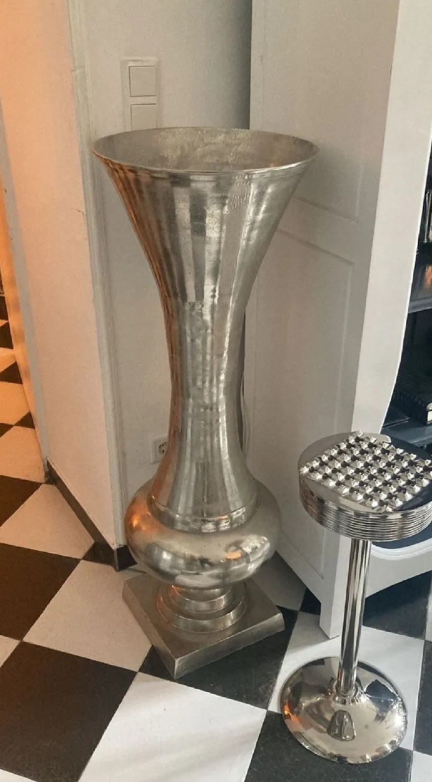 Casa Padrino Barock Vase Silber Ø 39 x H. 102 cm - Runde Barockstil Metall Blumenvase - Barock Deko Accessoires - Barock Interior