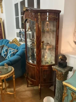 Casa Padrino Barock Vitrine Braun / Gold - Handgefertigter Massivholz Antik Stil Vitrinenschrank mit Glastür - Antik Stil Möbel - Barock Möbel - Wohnzimmer Möbel im Barockstil - Edel & Prunkvoll