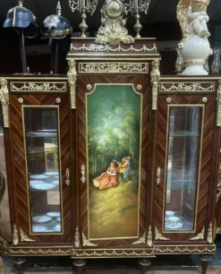 Casa Padrino Barock Vitrine Braun / Mehrfarbig / Gold - Handgefertigter Massivholz Antik Stil Vitrinenschrank mit 3 Türen - Barock Möbel - Antik Stil Möbel - Wohnzimmer Möbel im Barockstil