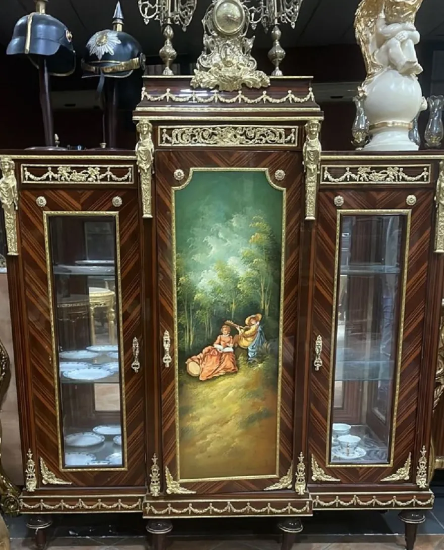 Casa Padrino Barock Vitrine Braun / Mehrfarbig / Gold - Handgefertigter Massivholz Antik Stil Vitrinenschrank mit 3 Türen - Barock Möbel - Antik Stil Möbel - Wohnzimmer Möbel im Barockstil