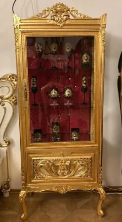 Casa Padrino Barock Vitrine Gold / Bordeauxrot - Handgefertigter Massivholz Antik Stil Vitrinenschrank mit Glastür und Schublade - Antik Stil Möbel - Barock Möbel - Wohnzimmer Möbel im Barockstil