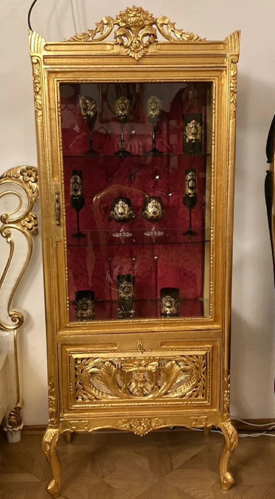 Casa Padrino Barock Vitrine Gold / Bordeauxrot - Handgefertigter Massivholz Antik Stil Vitrinenschrank mit Glastür und Schublade - Antik Stil Möbel - Barock Möbel - Wohnzimmer Möbel im Barockstil